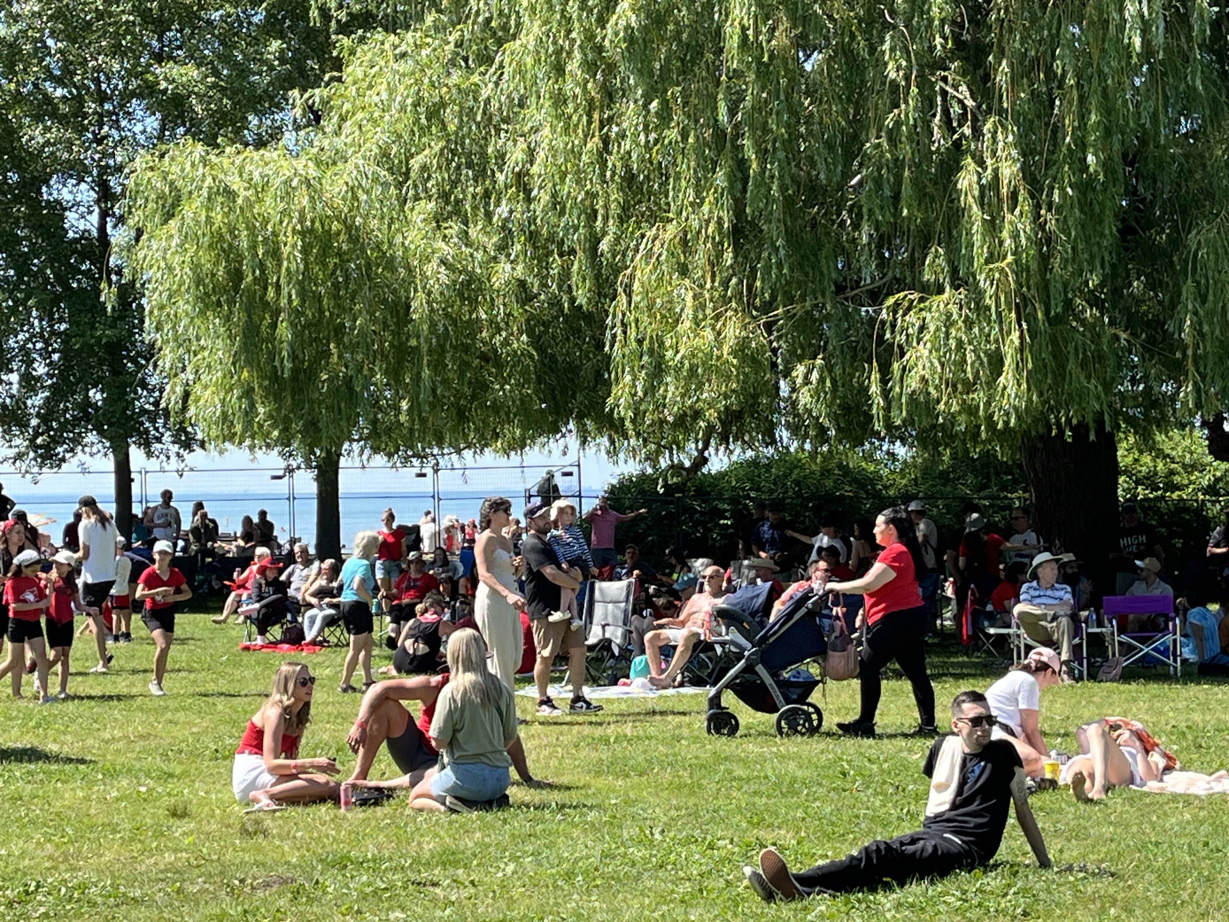 kick off summer with live music, family fun at Lakeside Long Weekend.